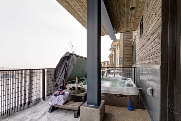 Abode at White Owl, ski-in, private hot tub, mountain retreat