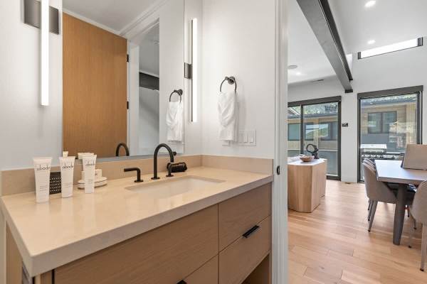 Abode at White Owl, ski-in, private hot tub, mountain retreat