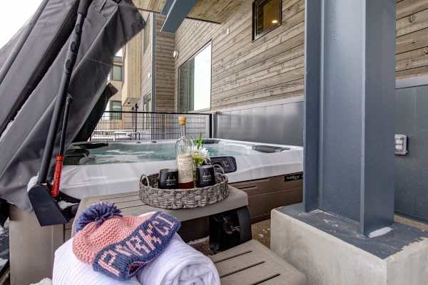 Abode at White Owl, ski-in, private hot tub, mountain retreat