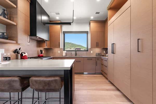 Abode at White Owl, ski-in, private hot tub, mountain retreat