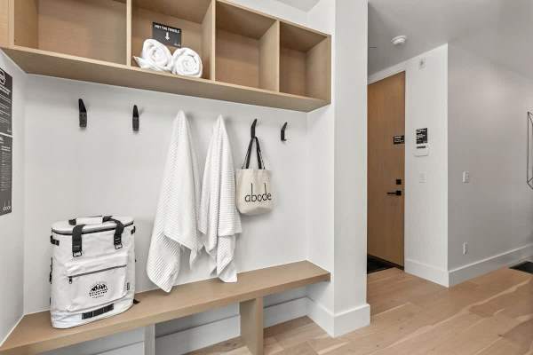 Abode at White Owl, ski-in, private hot tub, mountain retreat