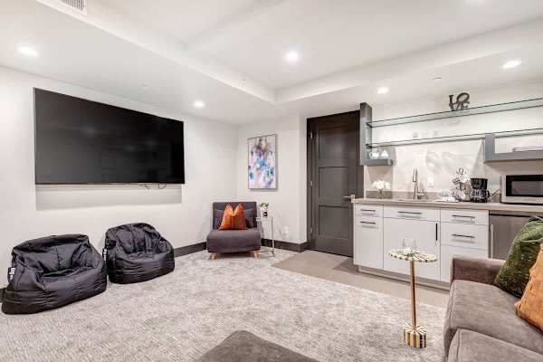 Abode at Mountain Gem, private hot tub, resort access, heart of Old Town