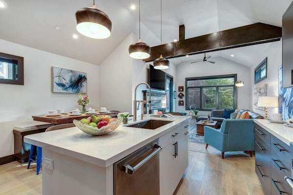 Abode at Mountain Gem, private hot tub, resort access, heart of Old Town