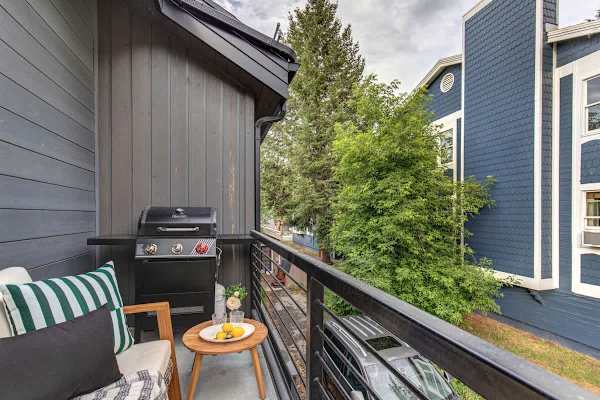Abode at Mountain Gem, private hot tub, resort access, heart of Old Town