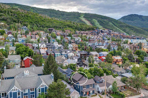 Abode at Mountain Gem, private hot tub, resort access, heart of Old Town