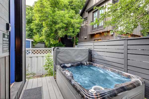 Abode at Mountain Gem, private hot tub, resort access, heart of Old Town