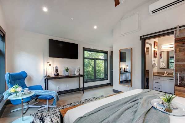 Abode at Mountain Gem, private hot tub, resort access, heart of Old Town