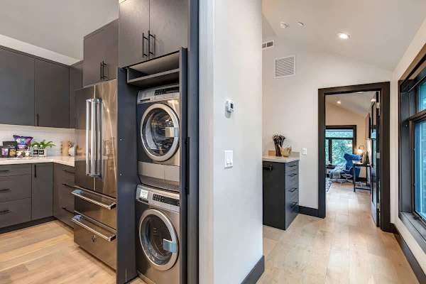 Abode at Mountain Gem, private hot tub, resort access, heart of Old Town