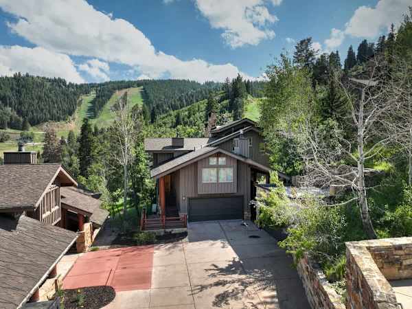 Abode at Slopeside Deer Valley, ski-in/ski-out, hot tub, resort access