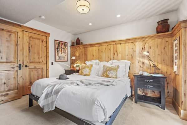 Abode at The Outlaw, private hot tub, mountain retreat
