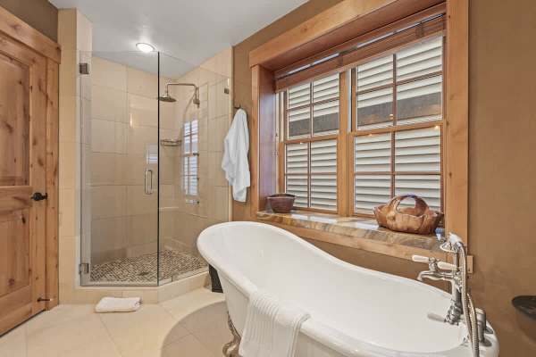 Abode at The Outlaw, private hot tub, mountain retreat