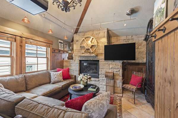 Abode at The Outlaw, private hot tub, mountain retreat