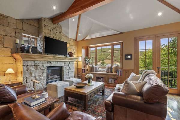 Abode at The Outlaw, private hot tub, mountain retreat