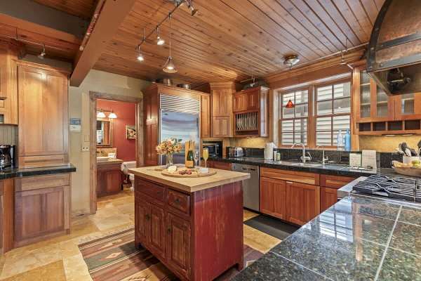Abode at The Outlaw, private hot tub, mountain retreat
