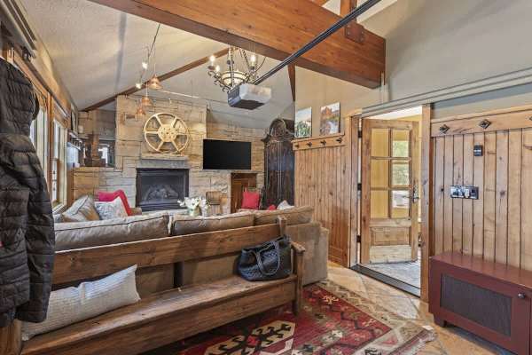 Abode at The Outlaw, private hot tub, mountain retreat