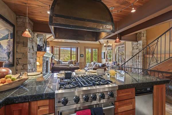 Abode at The Outlaw, private hot tub, mountain retreat