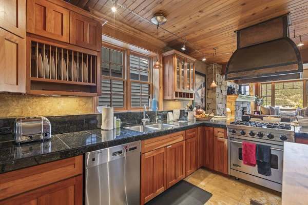 Abode at The Outlaw, private hot tub, mountain retreat