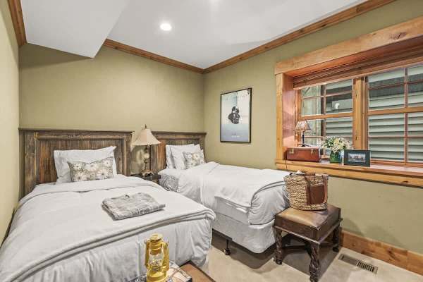 Abode at The Outlaw, private hot tub, mountain retreat