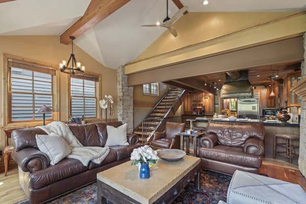 Abode at The Outlaw, private hot tub, mountain retreat
