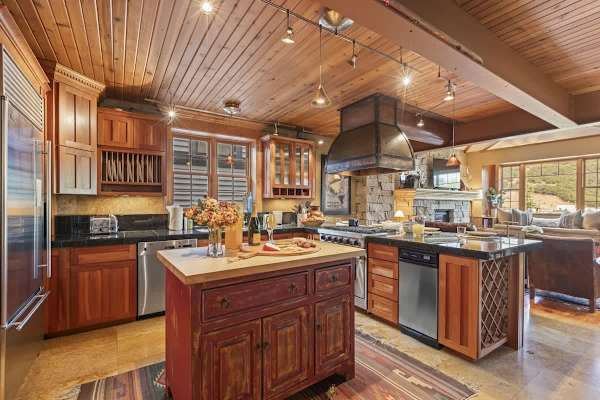 Abode at The Outlaw, private hot tub, mountain retreat
