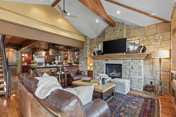 Abode at The Outlaw, private hot tub, mountain retreat