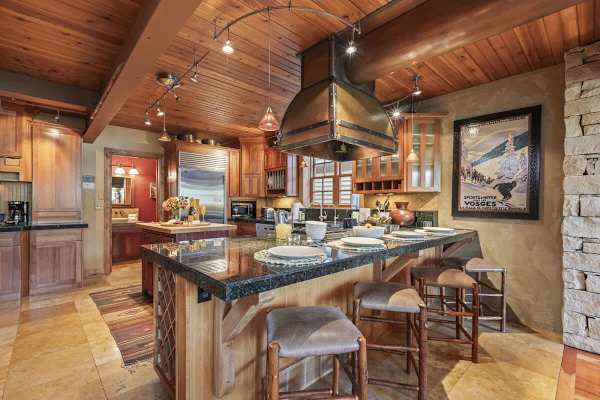 Abode at The Outlaw, private hot tub, mountain retreat