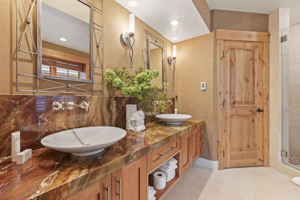Abode at The Outlaw, private hot tub, mountain retreat