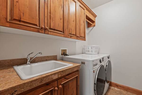 Abode at Wasatch Hollow, private hot tub, sound system, retreat