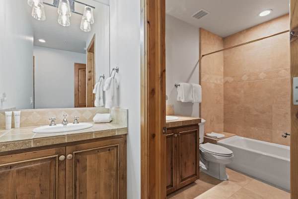Abode at Wasatch Hollow, private hot tub, sound system, retreat