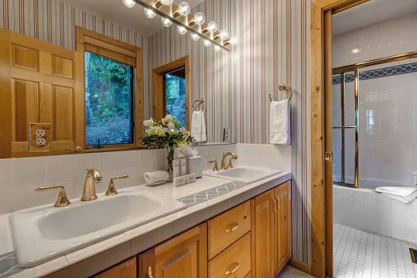 Abode at American Flag, private hot tub, sauna, panoramic views
