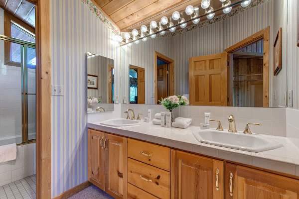Abode at American Flag, private hot tub, sauna, panoramic views