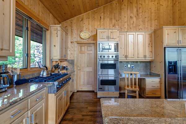 Abode at American Flag, private hot tub, sauna, panoramic views