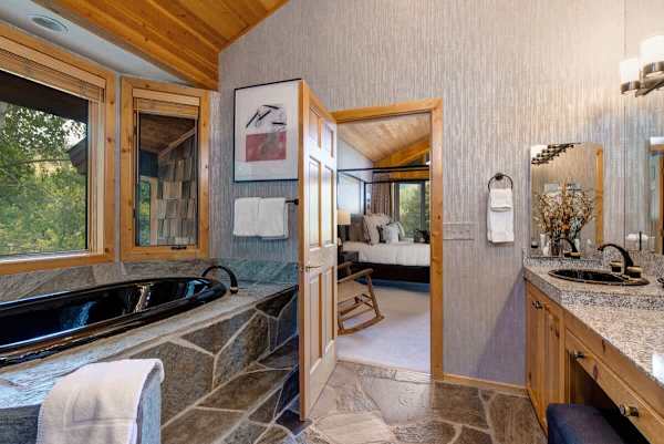 Abode at American Flag, private hot tub, sauna, panoramic views