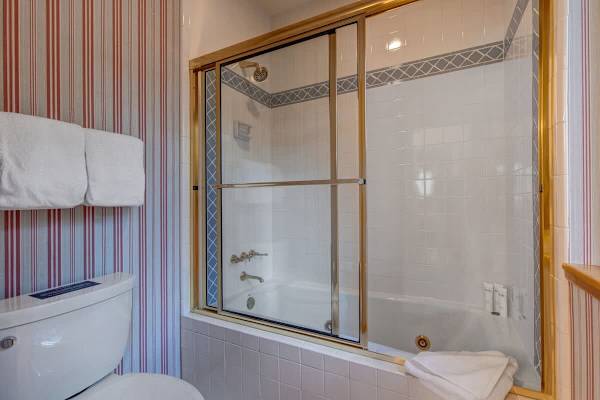 Abode at American Flag, private hot tub, sauna, panoramic views