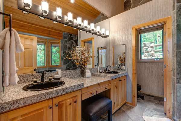 Abode at American Flag, private hot tub, sauna, panoramic views