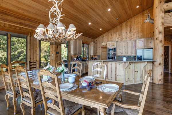 Abode at American Flag, private hot tub, sauna, panoramic views