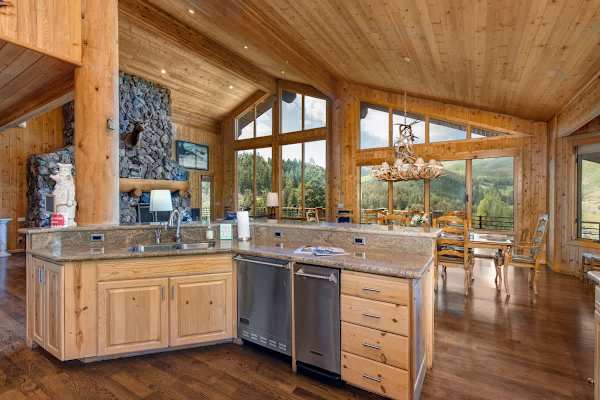 Abode at American Flag, private hot tub, sauna, panoramic views