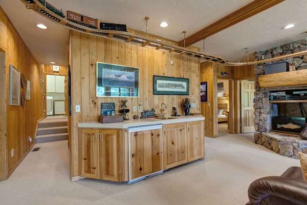 Abode at American Flag, private hot tub, sauna, panoramic views