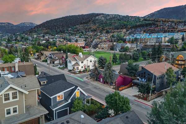Abode at Lucky Miner, hot tub, fire pit, steps to Main Street, Old Town