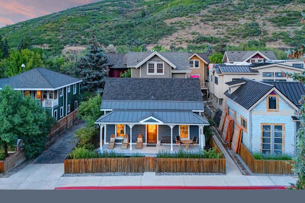 Abode at Lucky Miner, hot tub, fire pit, steps to Main Street, Old Town