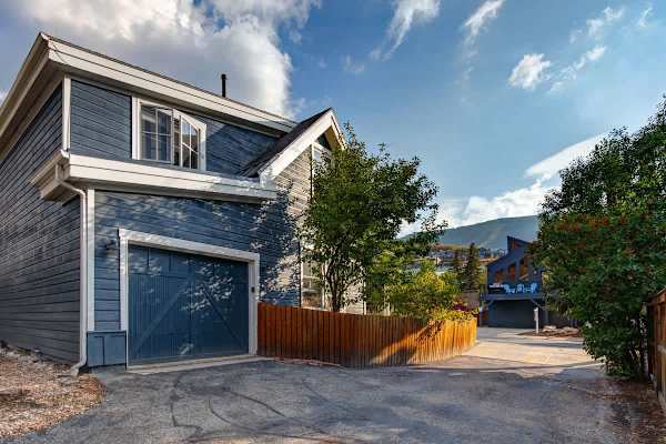 Abode at Lucky Miner, hot tub, fire pit, steps to Main Street, Old Town