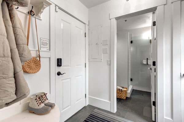 Abode at Lucky Miner, hot tub, fire pit, steps to Main Street, Old Town