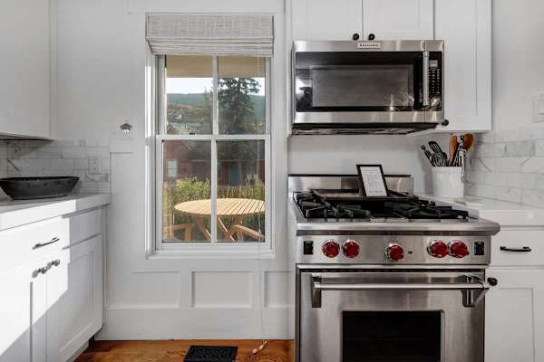 Abode at Lucky Miner, hot tub, fire pit, steps to Main Street, Old Town