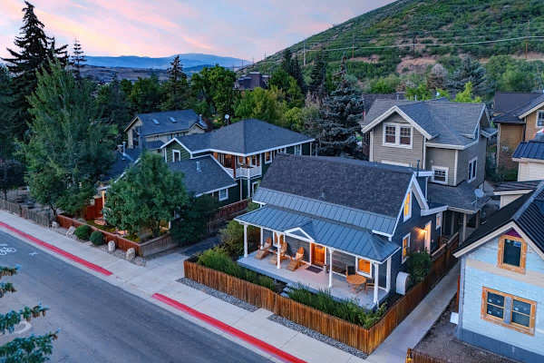 Abode at Lucky Miner, hot tub, fire pit, steps to Main Street, Old Town