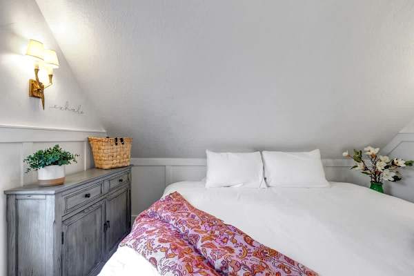 Abode at Lucky Miner, hot tub, fire pit, steps to Main Street, Old Town