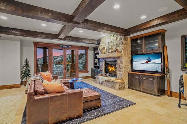Abode at Mountains Edge, ski-in/ski-out, hot tub, pool table