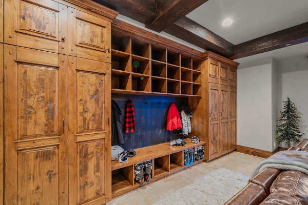 Abode at Mountains Edge, ski-in/ski-out, hot tub, pool table