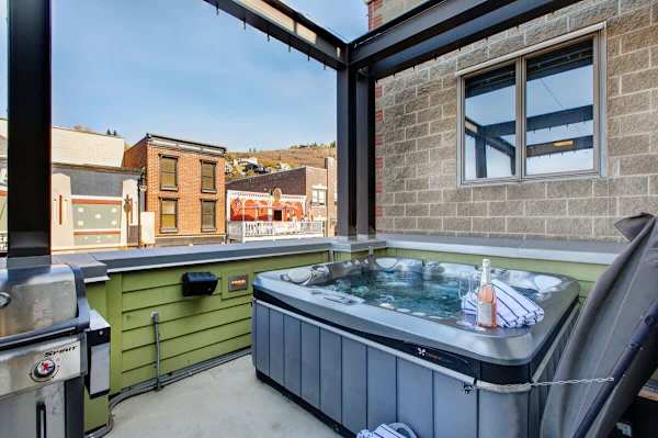 Abode at Parkite #24, hot tub, balcony overlooking Main Street, gym, luxury condo