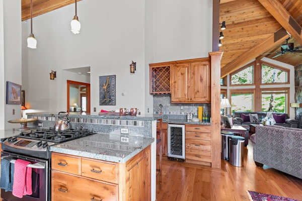 Abode at Crescent Cabin, private hot tub, pool, mountain cabin
