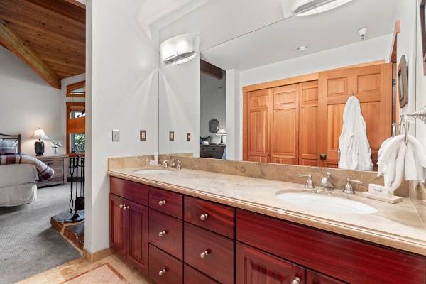 Abode at Crescent Cabin, private hot tub, pool, mountain cabin